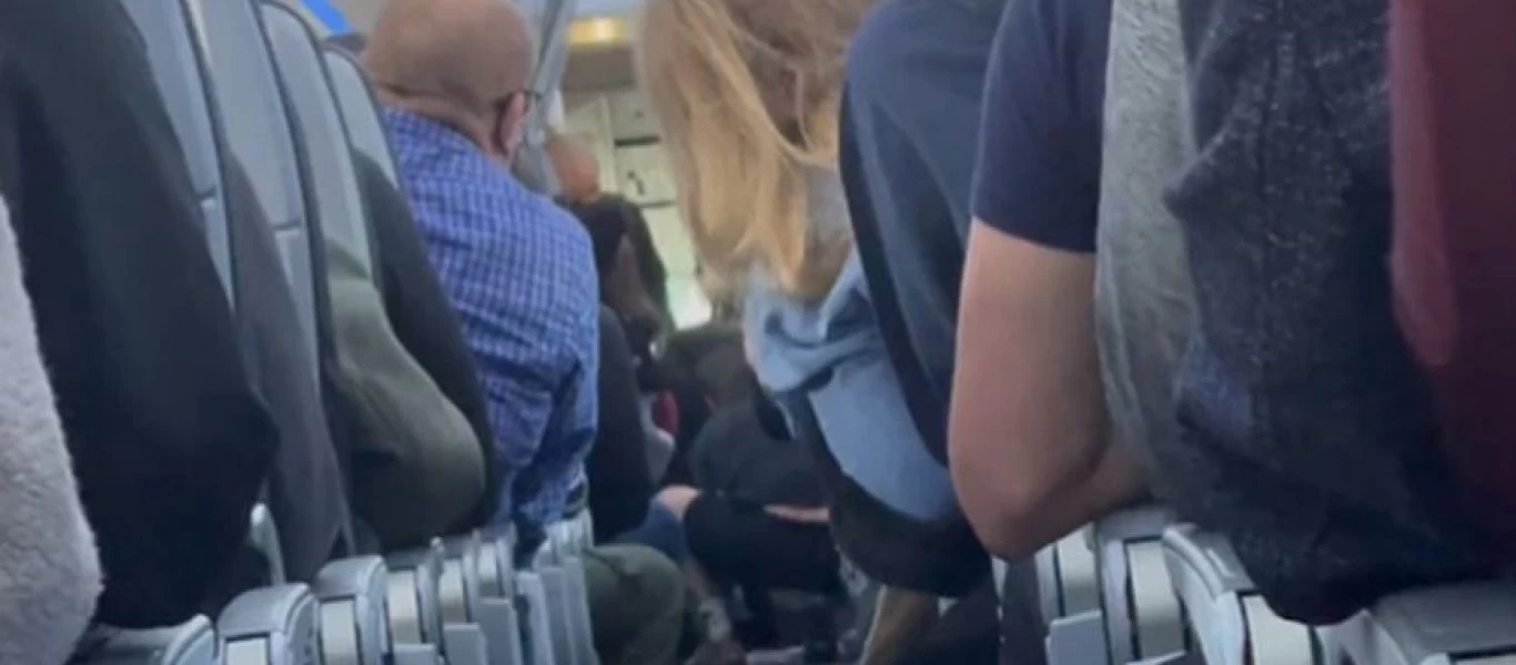 Περιπέτεια στον αέρα: Αεροσυνοδός χτύπησε απείθαρχο επιβάτη με καφετιέρα στο κεφάλι σε πτήση προς την Ουάσινγκτον